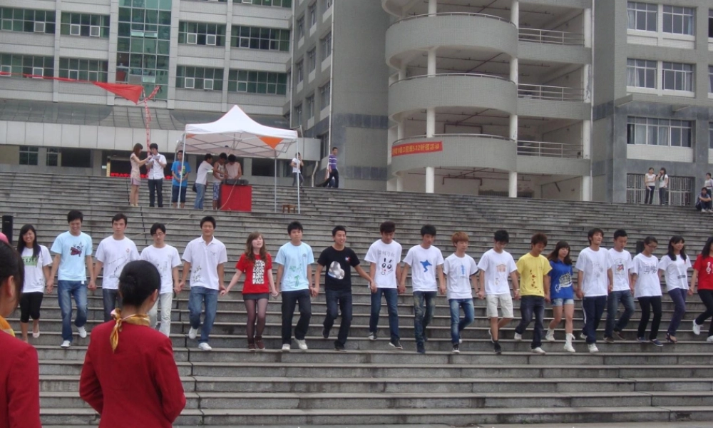 人教版四年级小学美术课件-班级文化衫设计.ppt